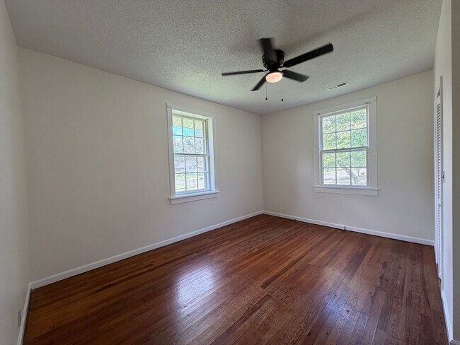 Building Photo - Charming 2/1 House in Celanese- $1,595