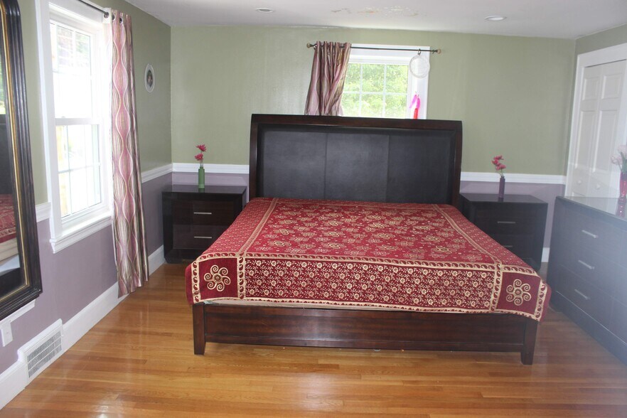 Master Bedroom - 8 Park Ave