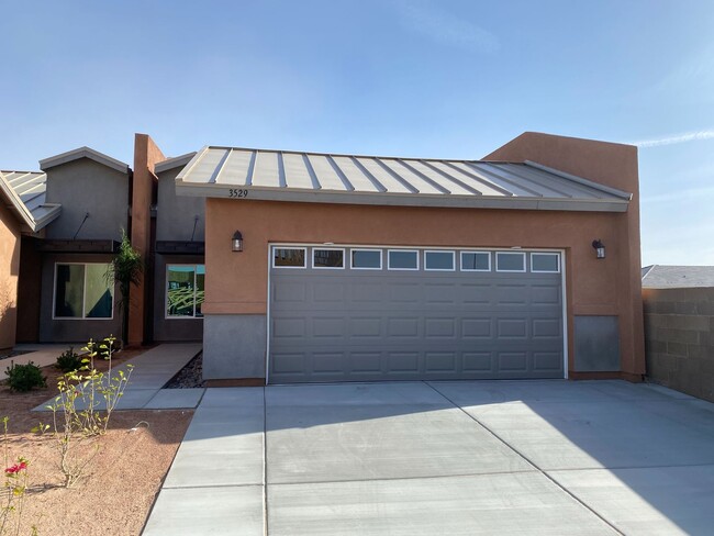 Building Photo - 2 Bedroom in a Gated Community
