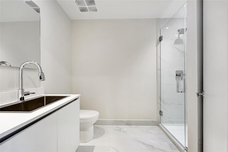 Building Photo - 700 NE 24th St