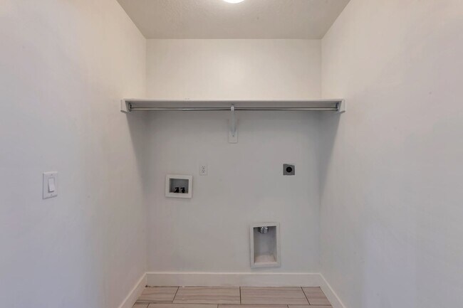 Building Photo - Modern Row End Townhome w 2 car attached g...