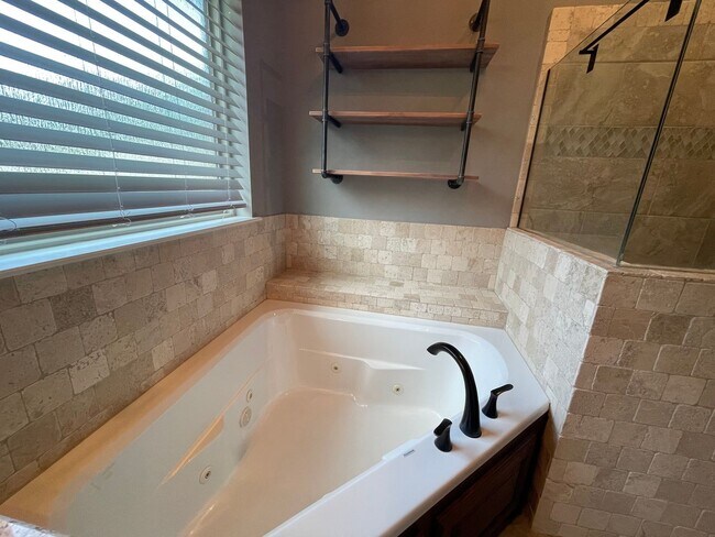 Building Photo - Stunning 4-Bedroom 3-Bath Home for Lease i...