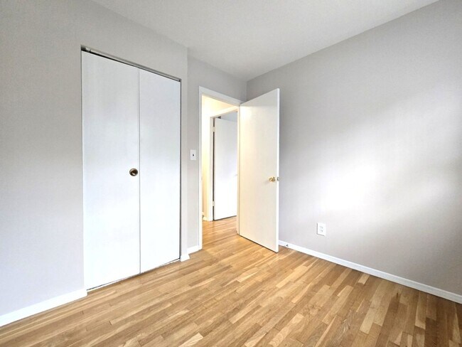 Building Photo - Updated 3BR, 2BA with Screened in Porch in Close in Rockville/Kensington!!