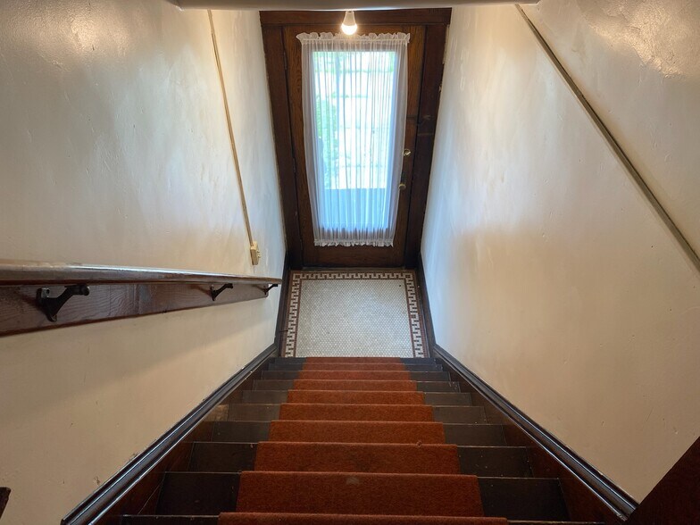 Building Photo - 645 W 8th St