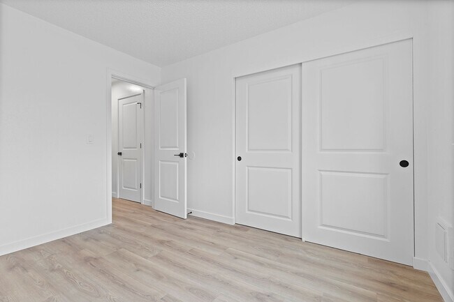 Building Photo - Modern Living Meets Natural Beauty – Welcome to the Newly Updated Kennedy Park Apartments