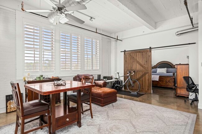 Building Photo - 831 S Flores St