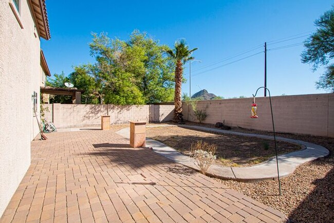 Building Photo - Welcome to this stunning 4 bedroom, 2.5 ba...