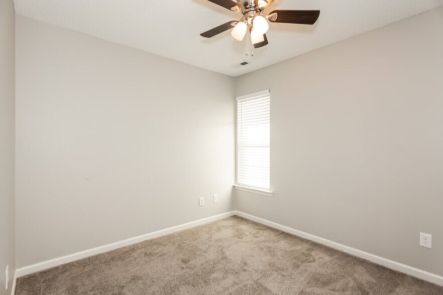 Building Photo - 5832 Mahogany Pl SW