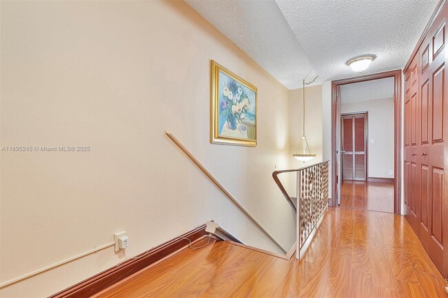 Building Photo - 712 NE 27th Ave