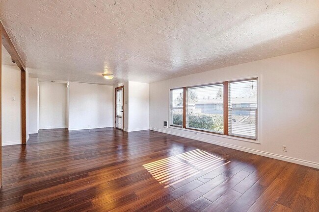 Building Photo - 757 S 8th Ave