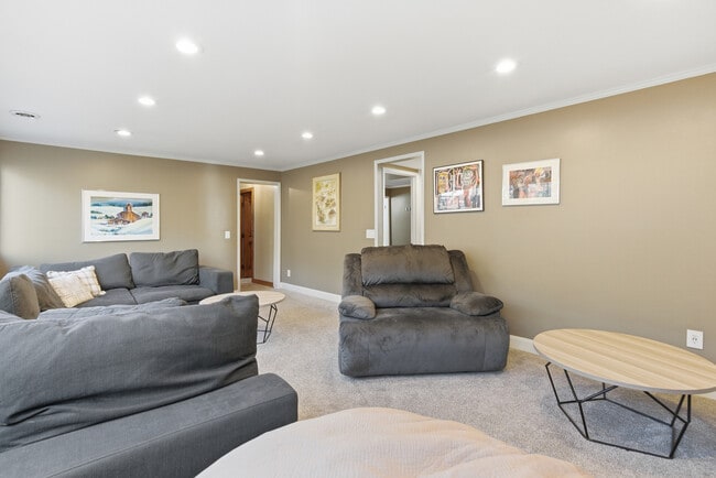 Building Photo - 8682 Alpen Cir