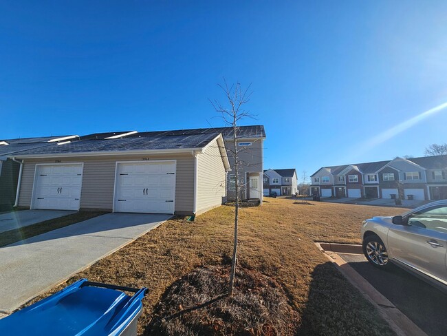 Building Photo - Brand New Large, 4BR End-Unit townhome in ...