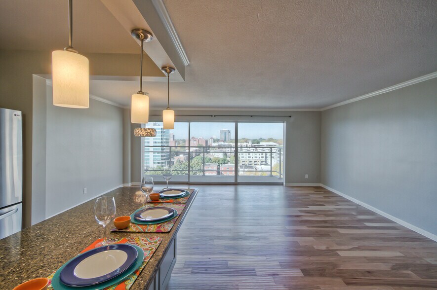 Living area 1101 - 4545 Wornall Rd