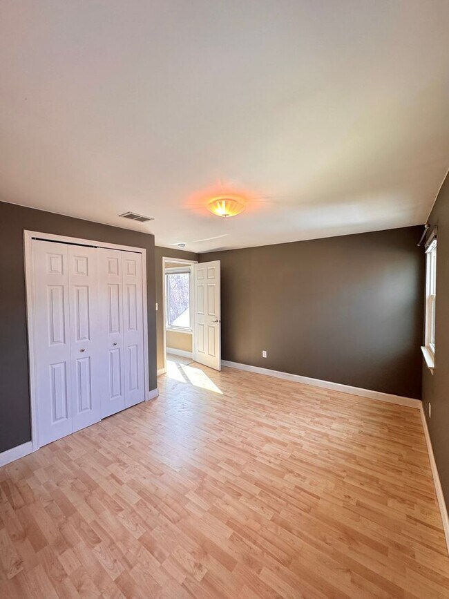 Building Photo - Spacious 5-Bedroom Home in Prime Royal Oak Location – $2,900/month