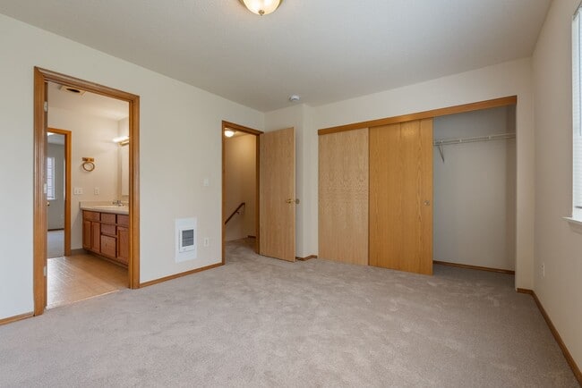 Building Photo - Spacious 2-Bedroom Duplex in SE Portland