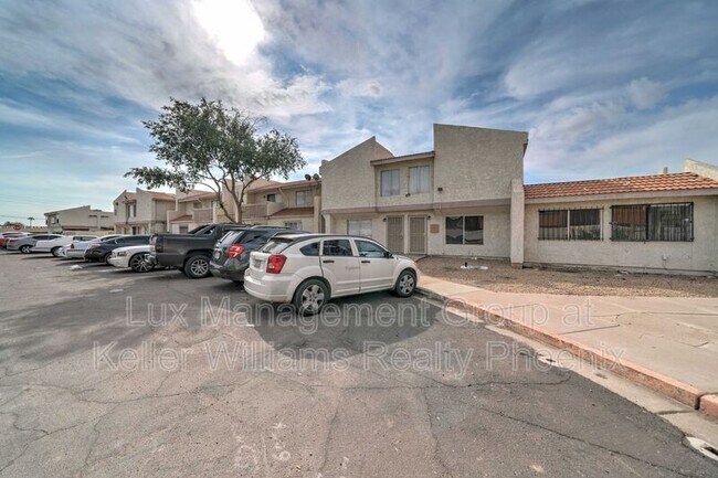 Building Photo - 3840 N 43rd Ave