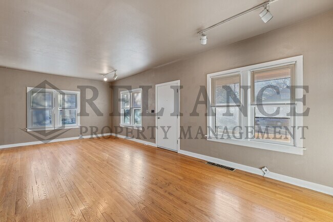 Building Photo - 806 N Faulkner St