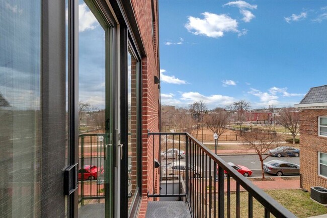 Building Photo - Lovely LeDroit Park Unit with High Ceiling...