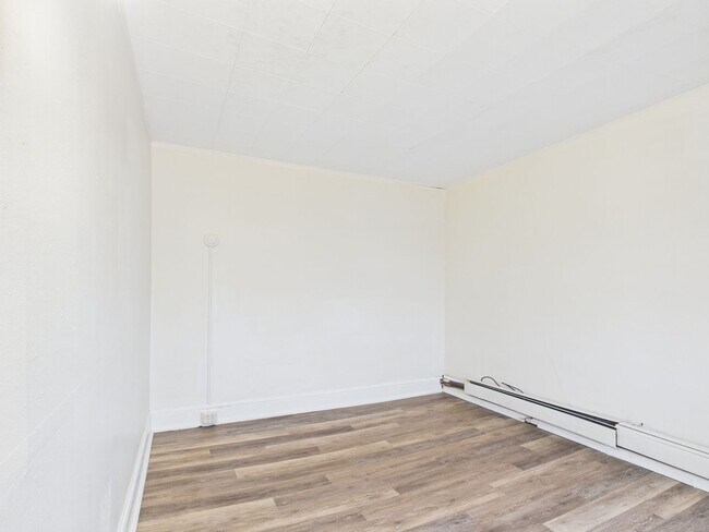 Building Photo - 735 N George St