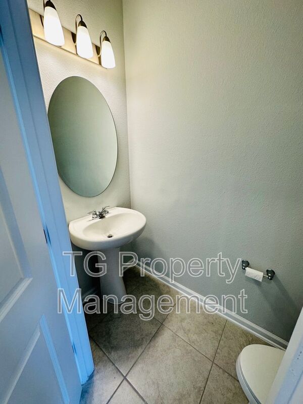 Building Photo - 84 Pinebury Ln