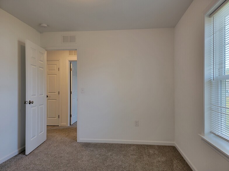 Building Photo - 124 Robert Cir