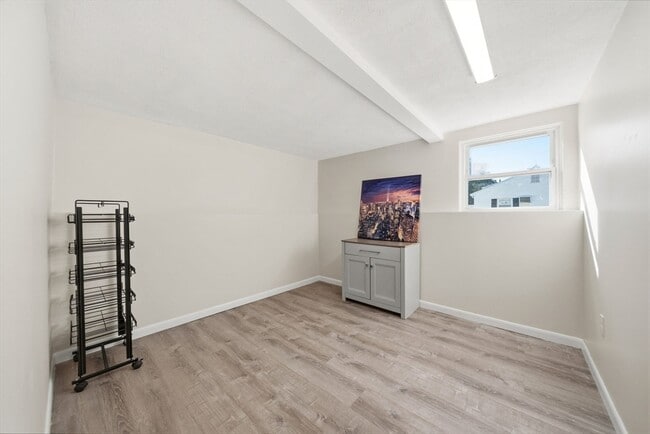 Building Photo - 221 Totten Pond Rd