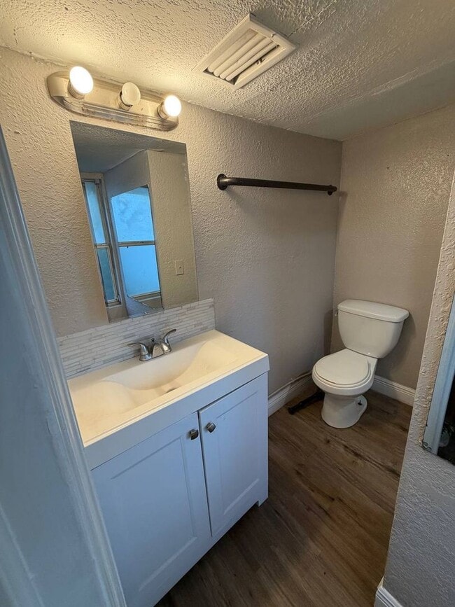 Building Photo - Charming 2 bedroom, 2 bathroom home