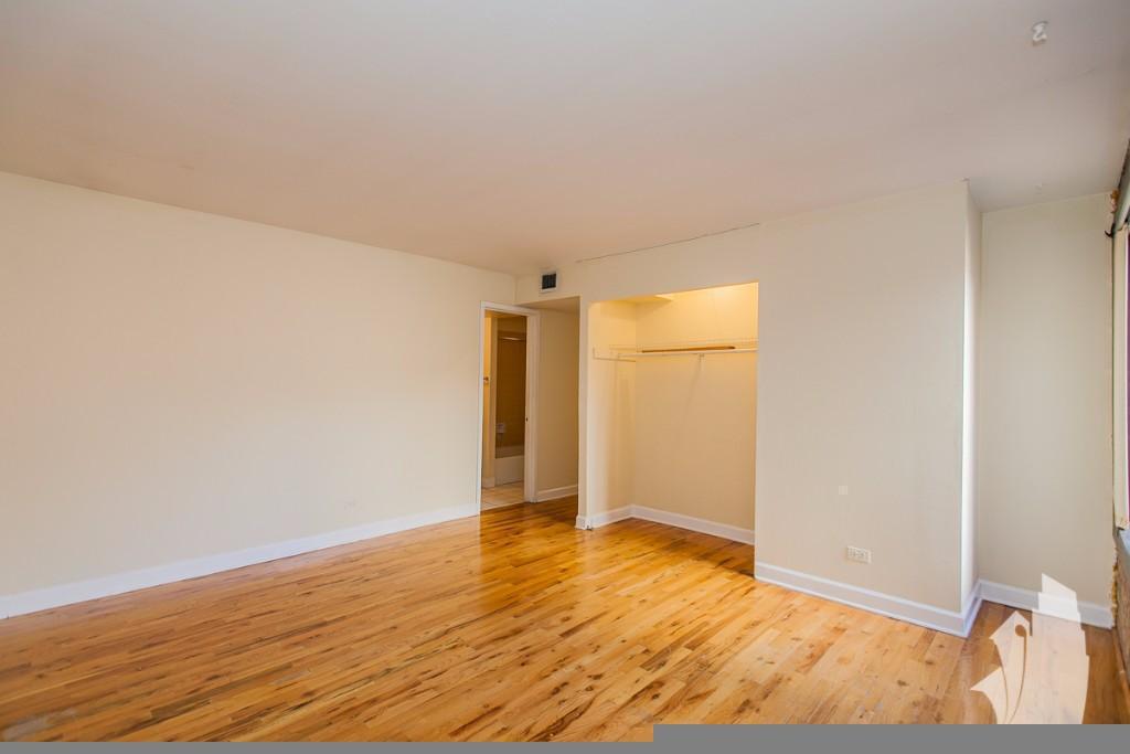 Building Photo - 1220 N La Salle Dr