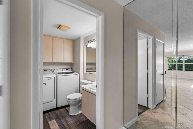 Building Photo - 2905 SW Lakemont Pl