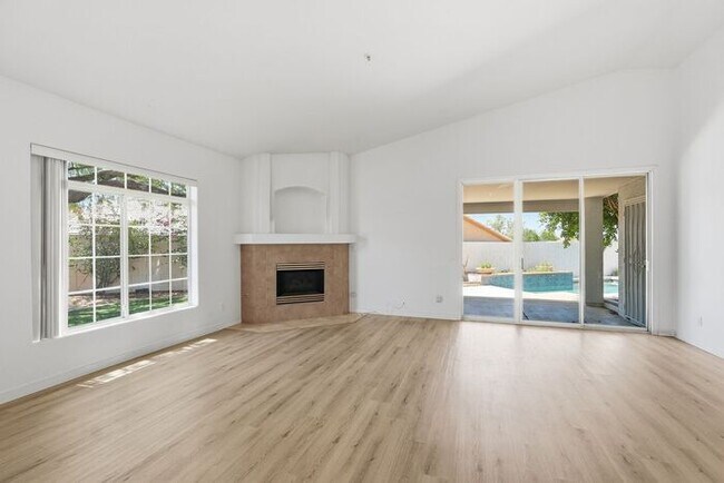 Building Photo - 4 Bed 2 Bath House with a pool!