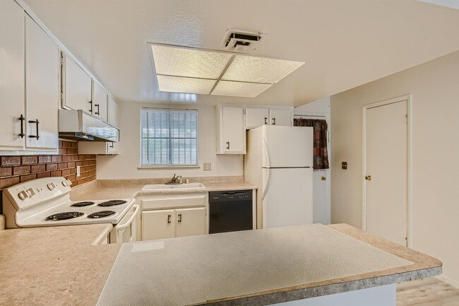 Building Photo - 5957 Vegas Dr