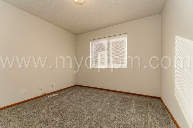Building Photo - Bright and Spacious 4 Bedroom Home | Bellevue