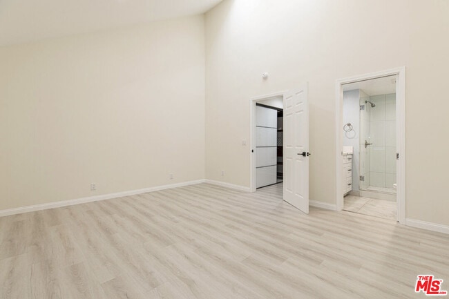 Building Photo - 1306 N Pass Ave