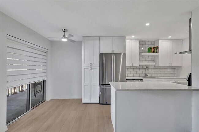 Building Photo - 650 Pinellas Point Dr S