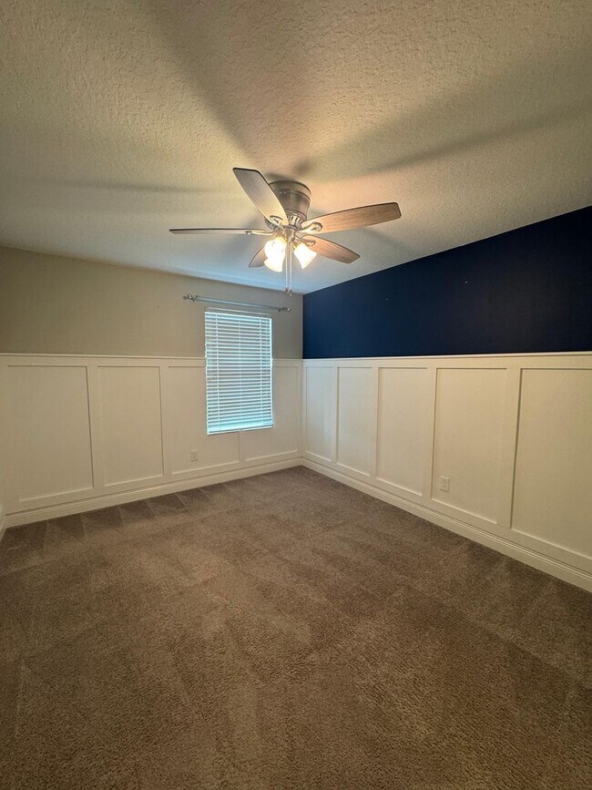 Building Photo - Spacious 5-Bedroom Riverview Home