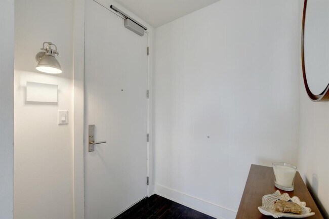 Building Photo - 603 Davis St