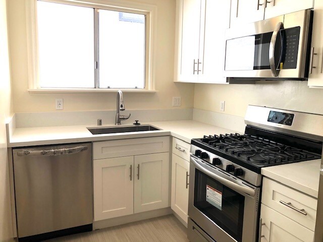 Building Photo - 1320 N Martel Ave