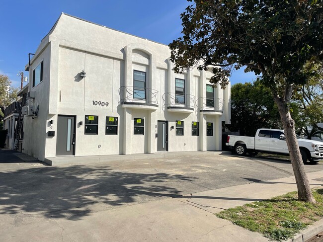 Building Photo - 10909 Morrison St