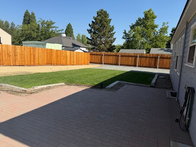 Building Photo - Remodeled and Furnished