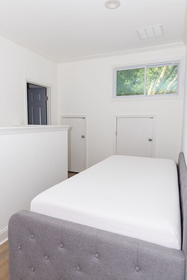 Building Photo - Spacious 4/3.5 w/ Master on Main and Fully...