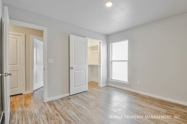 Building Photo - 2012 Kenwood Ave