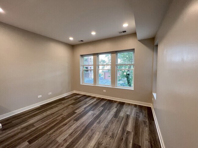 Building Photo - 3607 W Ainslie St