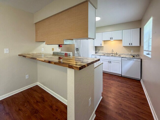 Building Photo - Move-in Ready Recently Updated 4BR/2BA House in Alachua! *Approved Application*