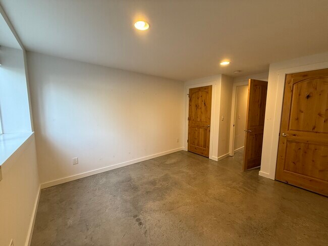 Building Photo - 901 S Sanders St
