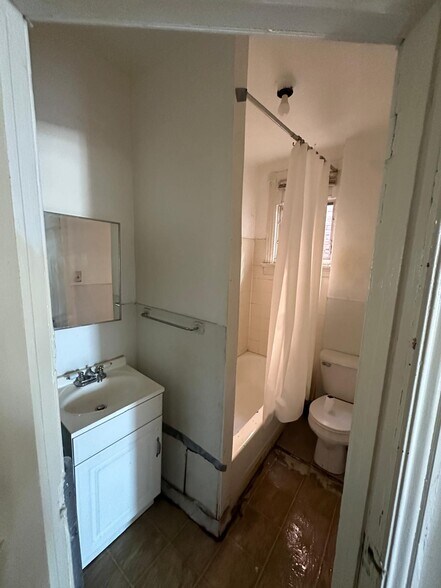 Building Photo - 220 N 54th St