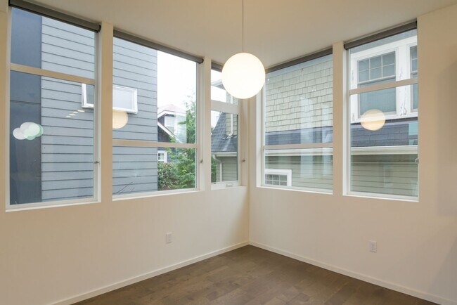 Building Photo - 3Bd/3.25Ba Seattle Home
