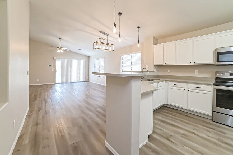 Building Photo - 15337 W Lundberg St