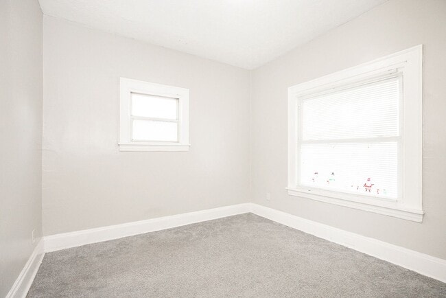Building Photo - 5 BED 2 BATH BEAUTIFUL SINGLE FAMILY HOME ...