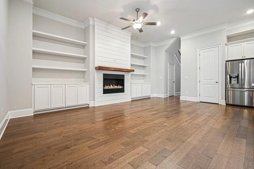 Building Photo - 123 Village Green Ave