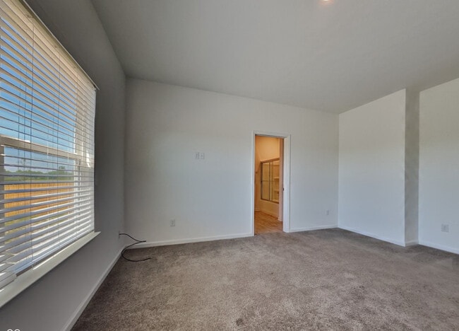 Building Photo - 2018 Maplewood Ln
